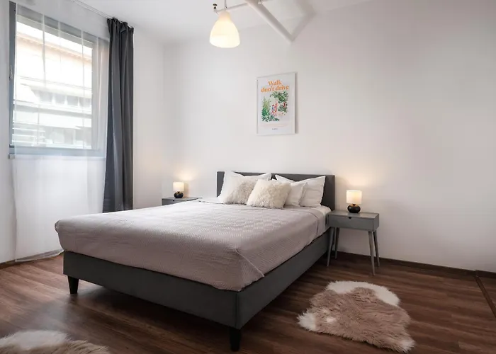 Vagabond Downtown 4*